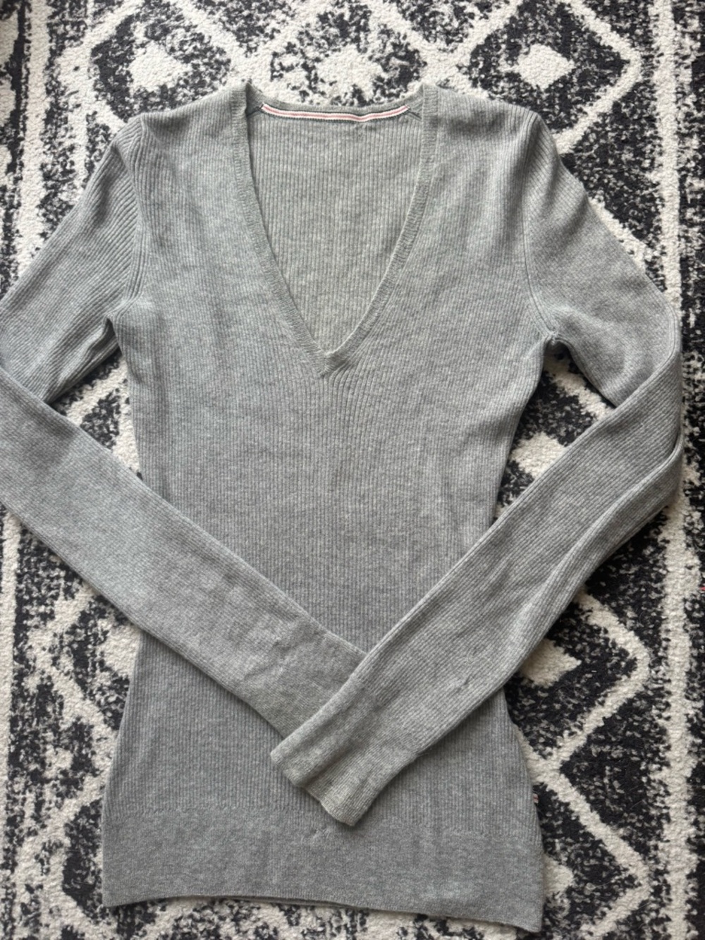 Burberry Light Gray Cashmere Ribbed V-Neck Sweater FLAWS